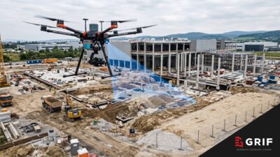 Priemyselný dron vykonáva 3D skenovanie budov na rozostavanom stavenisku